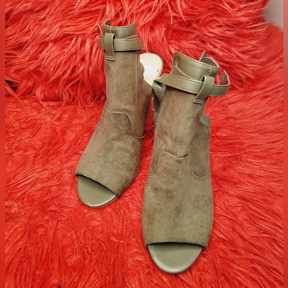 Army Penny loves Kenny Heels